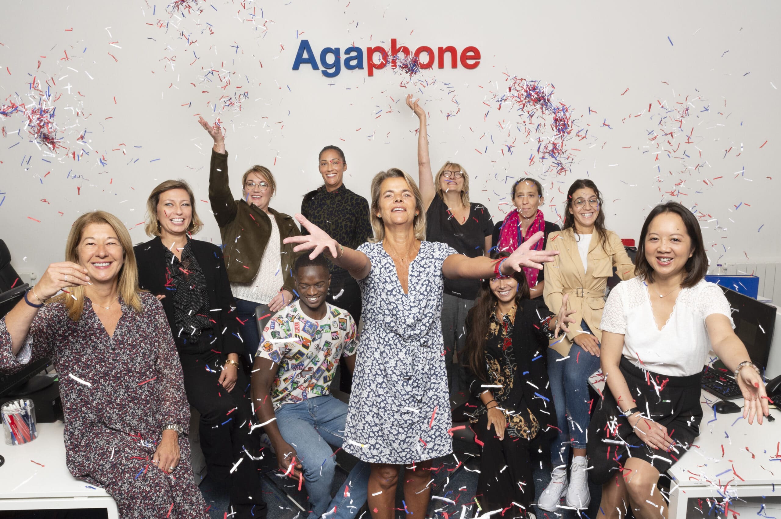 Photo de l'équipe Agaphone Paris lançant des confettis