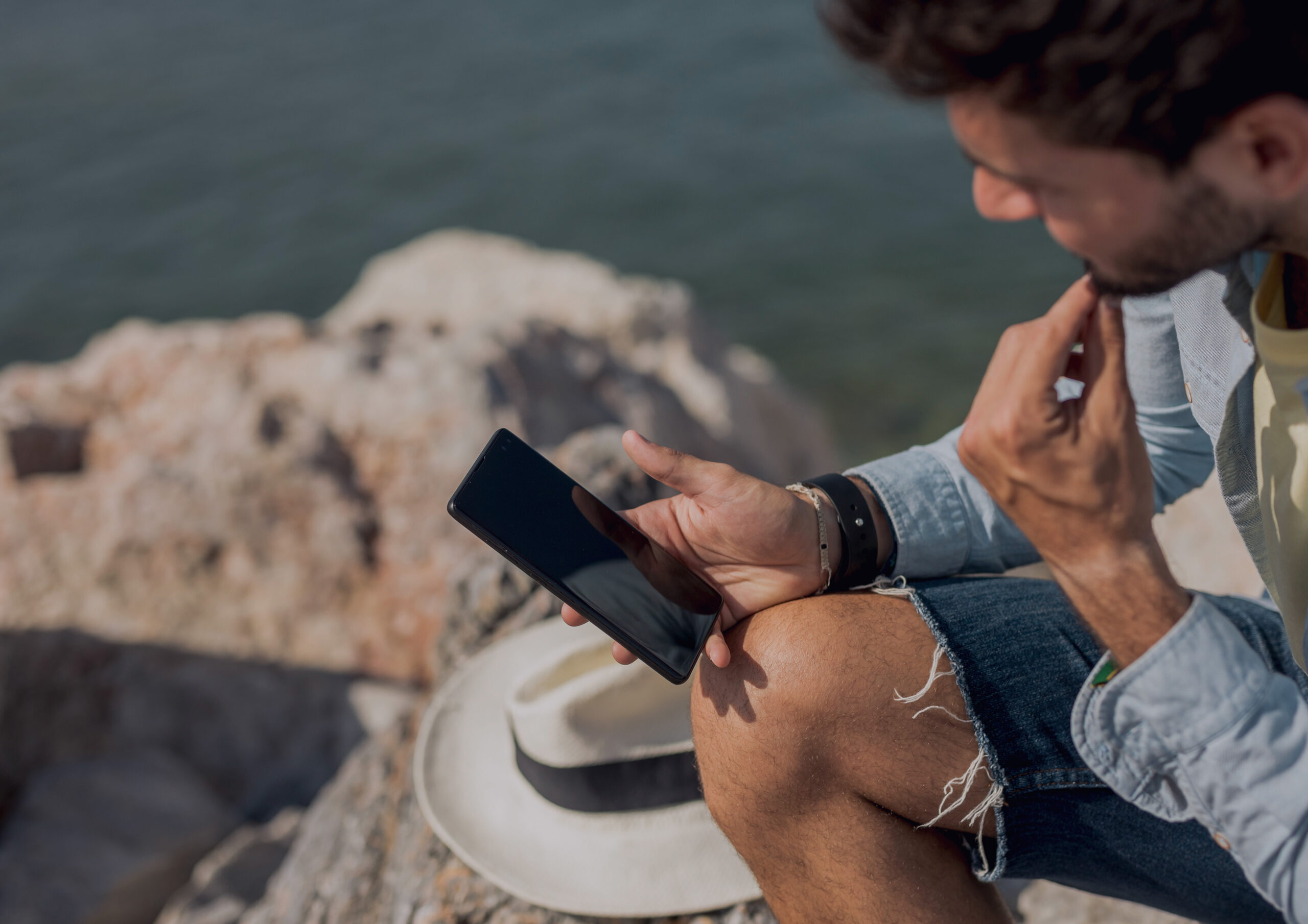 Prendre son téléphone mobile en vacances, bonne ou mauvaise idée ?